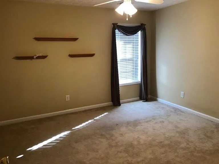 2908 Greyhawk Ln — Photo 9