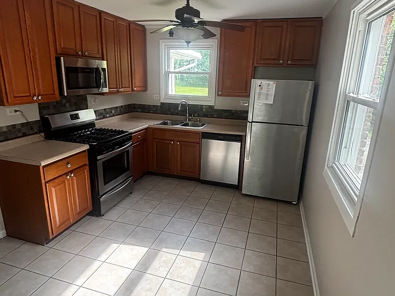 2113 Hawthorne Rd — Photo 2