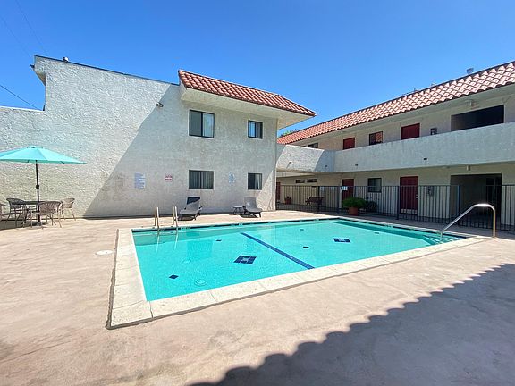 2nd image of 5637 Hazeltine Ave #519a78380
