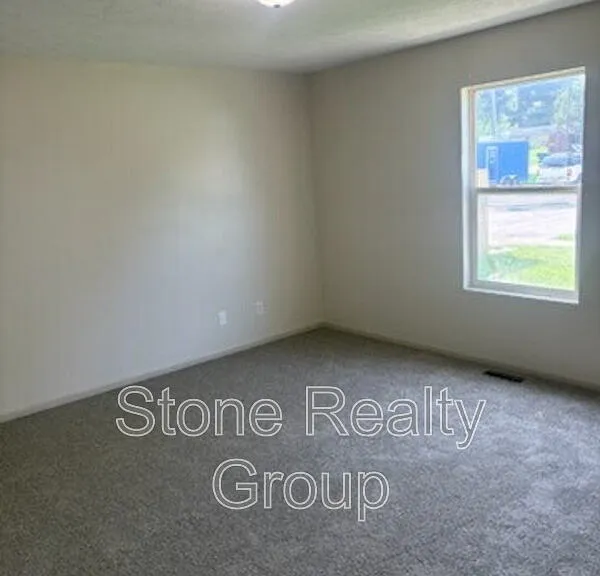 689 N 25th St — Photo 3