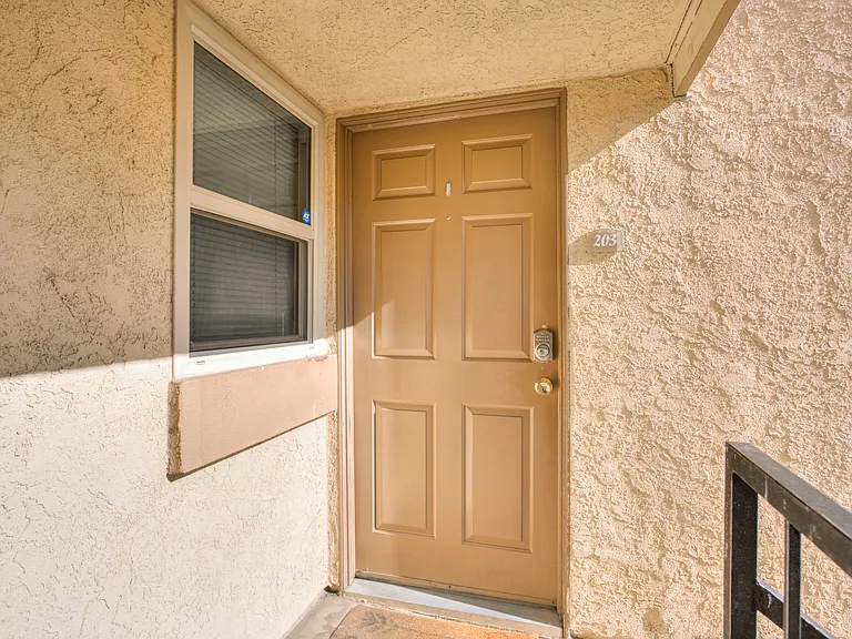 1116 W Blaine St #203 — Photo 2