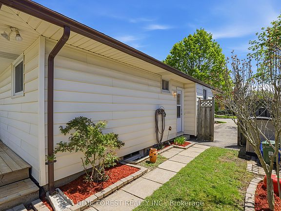 2nd image of 93 Nicholas Cres