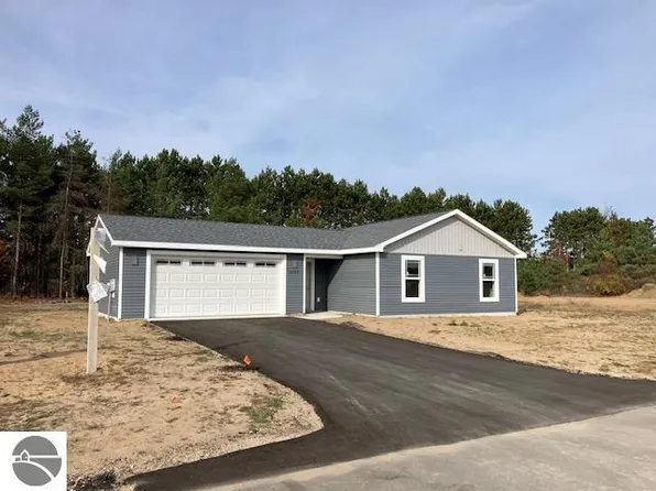 2732 Mockingbird Dr, Traverse City, MI 49685