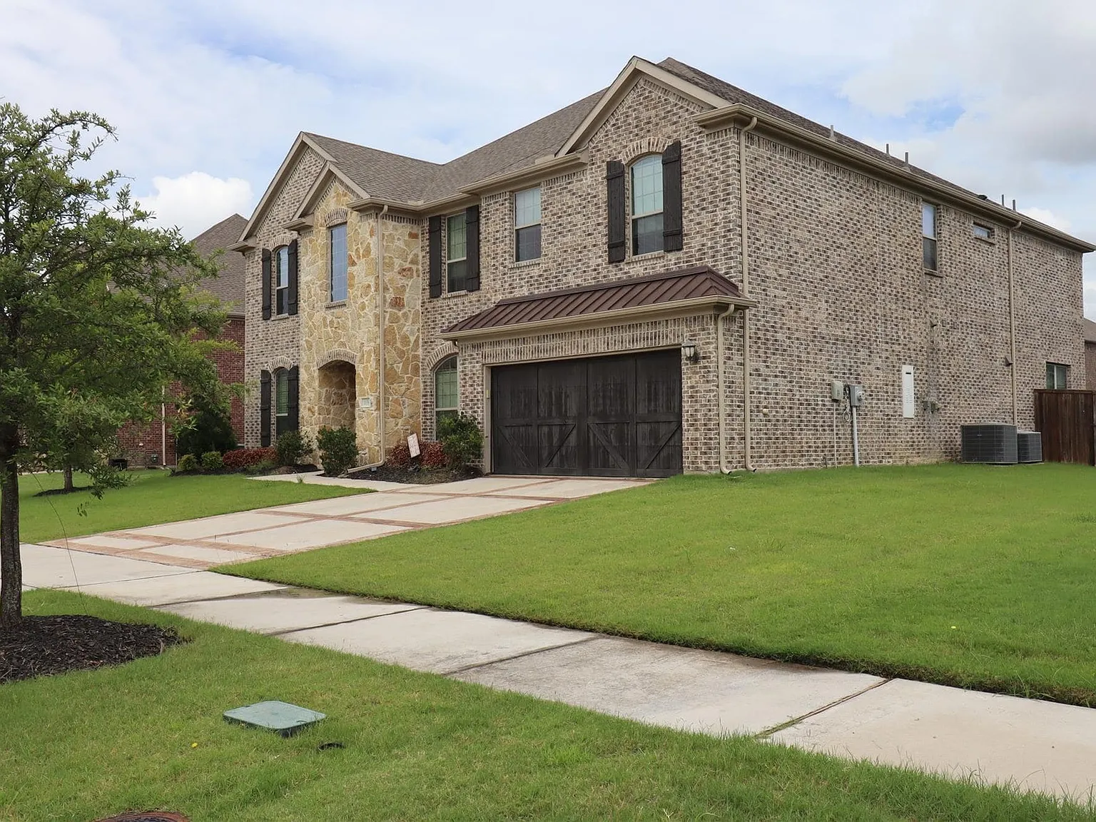 5 bed, 3.5 bath, 4077 sqft, $3,895 — Photo 2