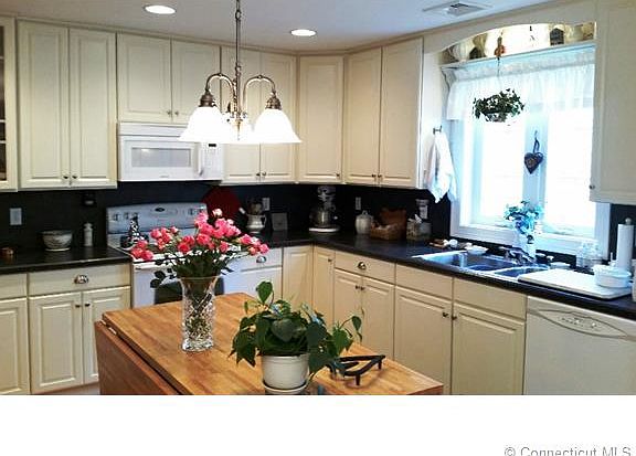 3rd image of 35 Denyelle Dr