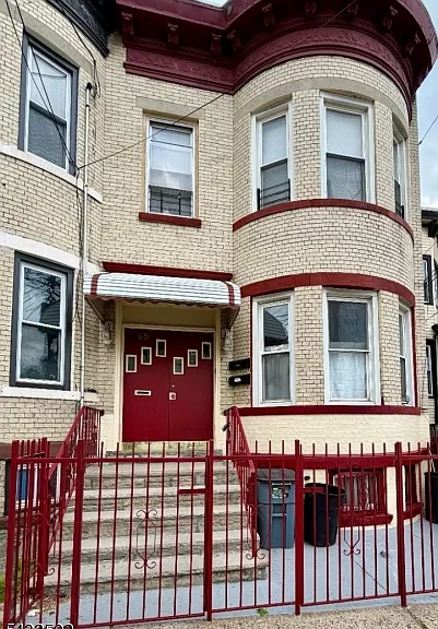 65 Clendenny Ave — Photo 1
