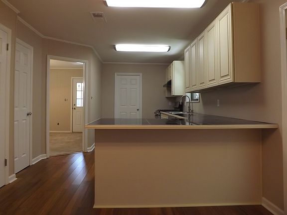 4th image of 701 Pecan Dr