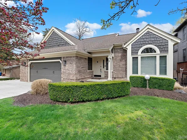 1095 Oregon Blvd, Waterford, MI 48327