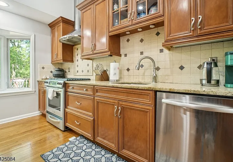 195 Chaucer Dr — Photo 28
