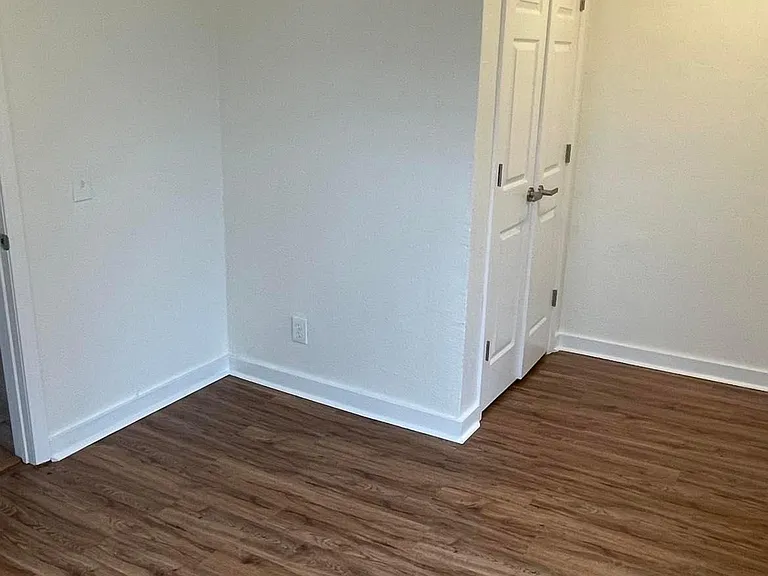 206 S Elm St — Photo 5