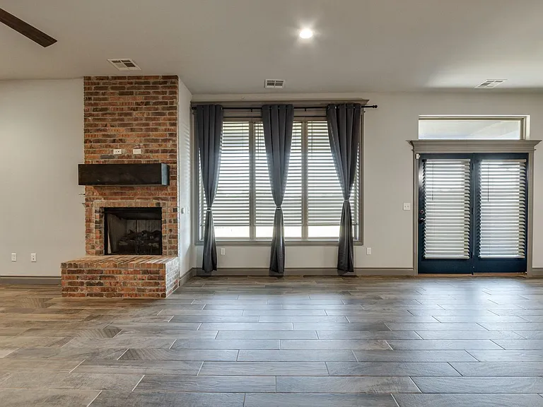6133 Oxnard St — Photo 11