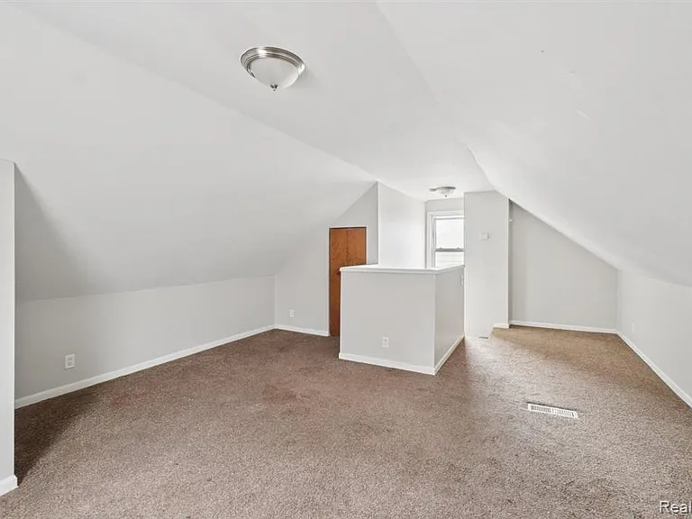 19717 Kenosha St — Photo 7