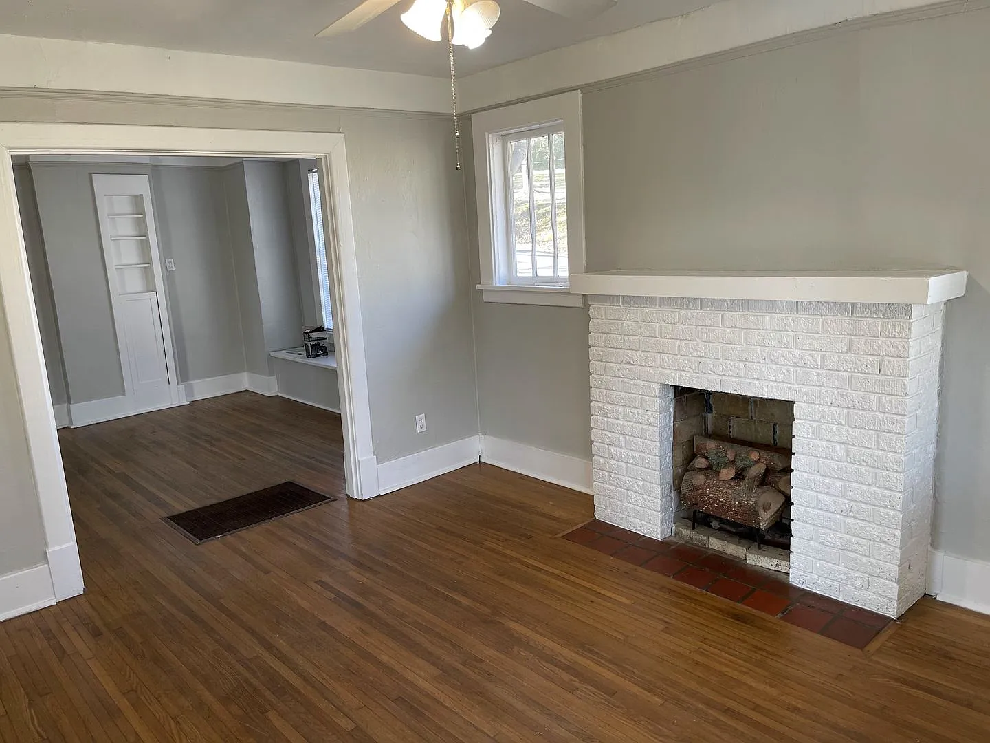 Adorable Hillcrest Bungalow with 3 bedrooms and 2 bathrooms. — Photo 2