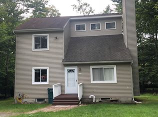 1917 Horseshoe Bnd, Tobyhanna, PA 18466