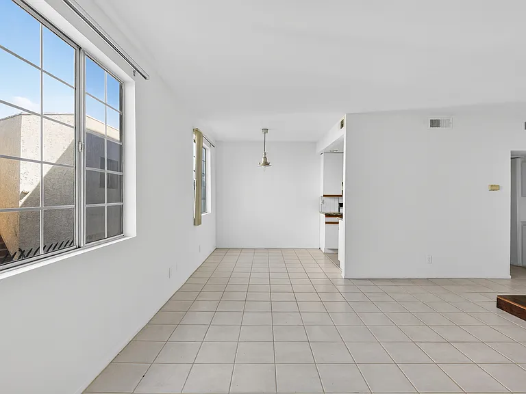 Woodman Ave Apartments — Photo 20