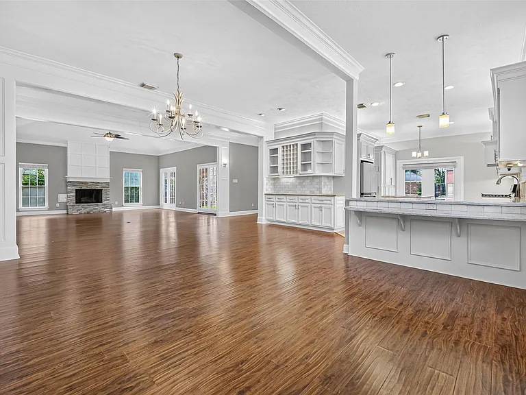 10310 Chevy Chase Dr — Photo 7