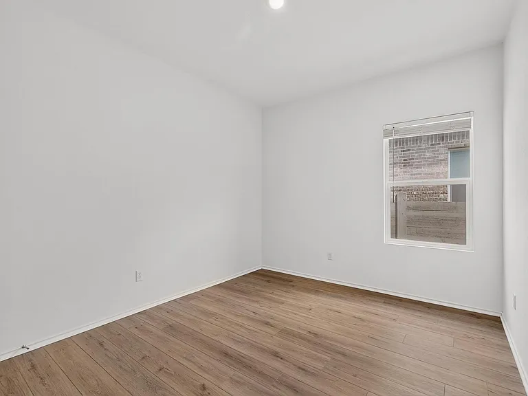 941 Legends Ln — Photo 24