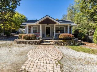 195 Lamplighter Ln, East Flat Rock, NC 28726