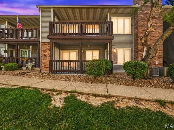 1008 King Dr Unit 2D, Saint Charles, MO 63303