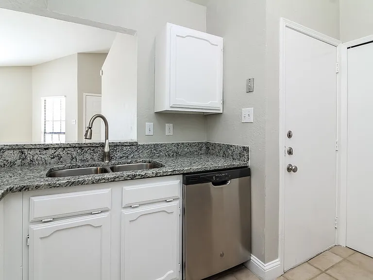 131 London Ln — Photo 6