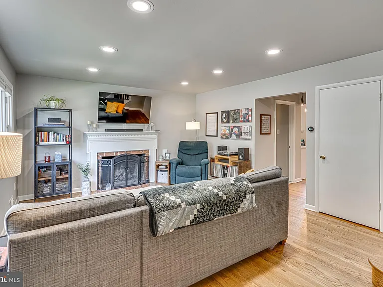 3 Groves Ave — Photo 2