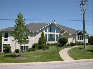 15W676 75th St, Burr Ridge, IL 60527