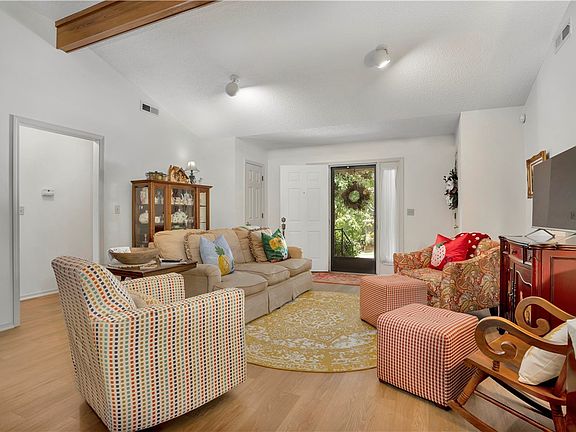 4th image of 2501 E Country Way