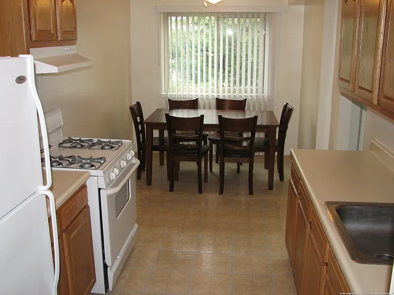 Shakespeare Park Apartments — Photo 6