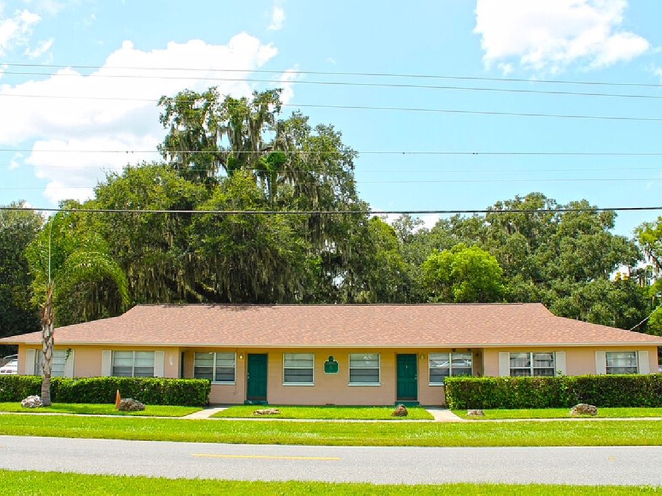 Front of building. Well maintained, friendly quiet neighbors in the building.