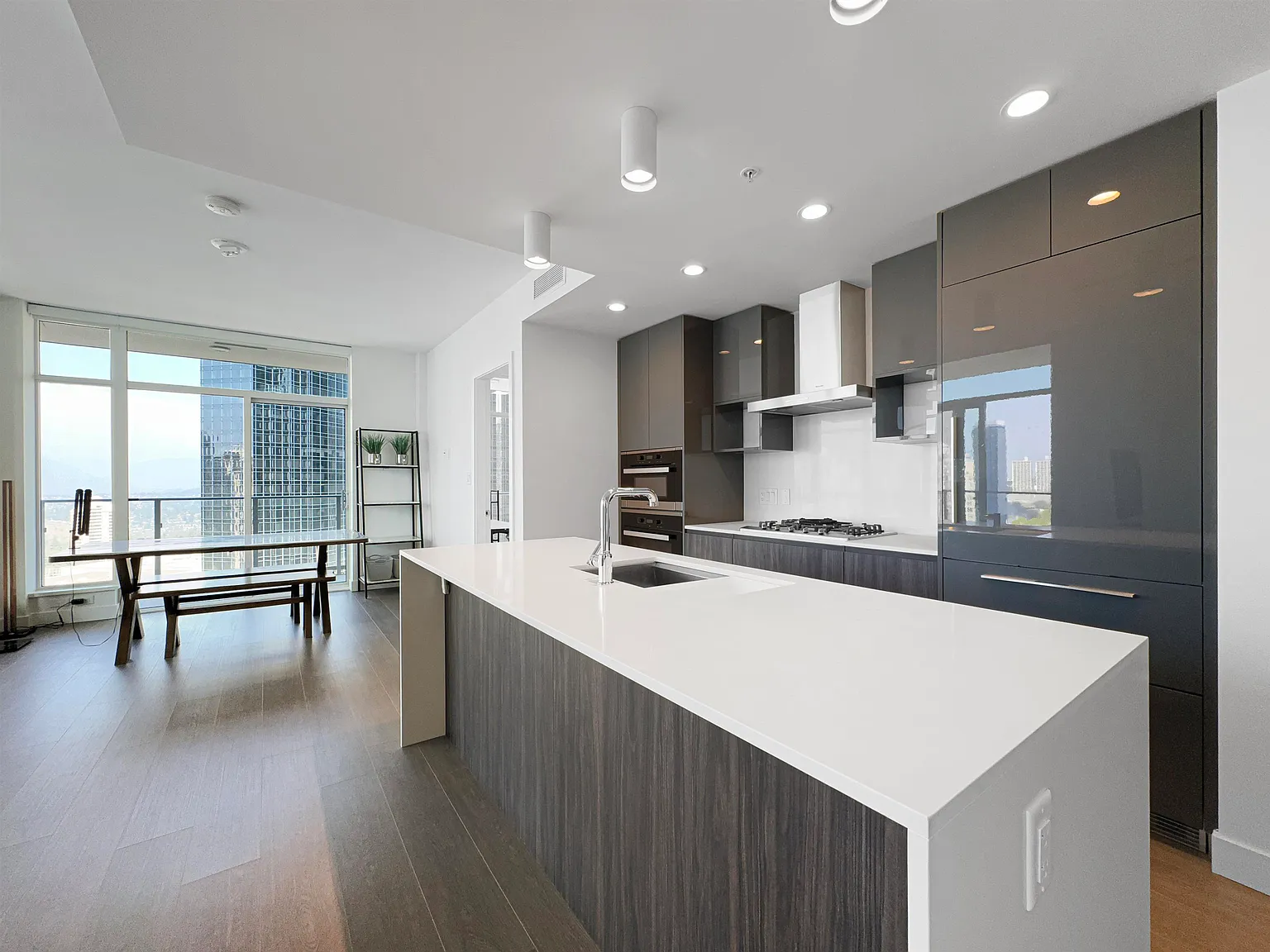 3 bed, 938 sqft, $3,900 — Photo 4