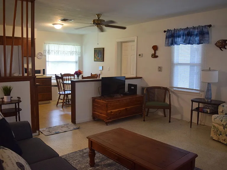 1622 NE Maureen Ct — Photo 8