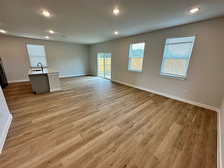 14607 Emerio Dr — Photo 6