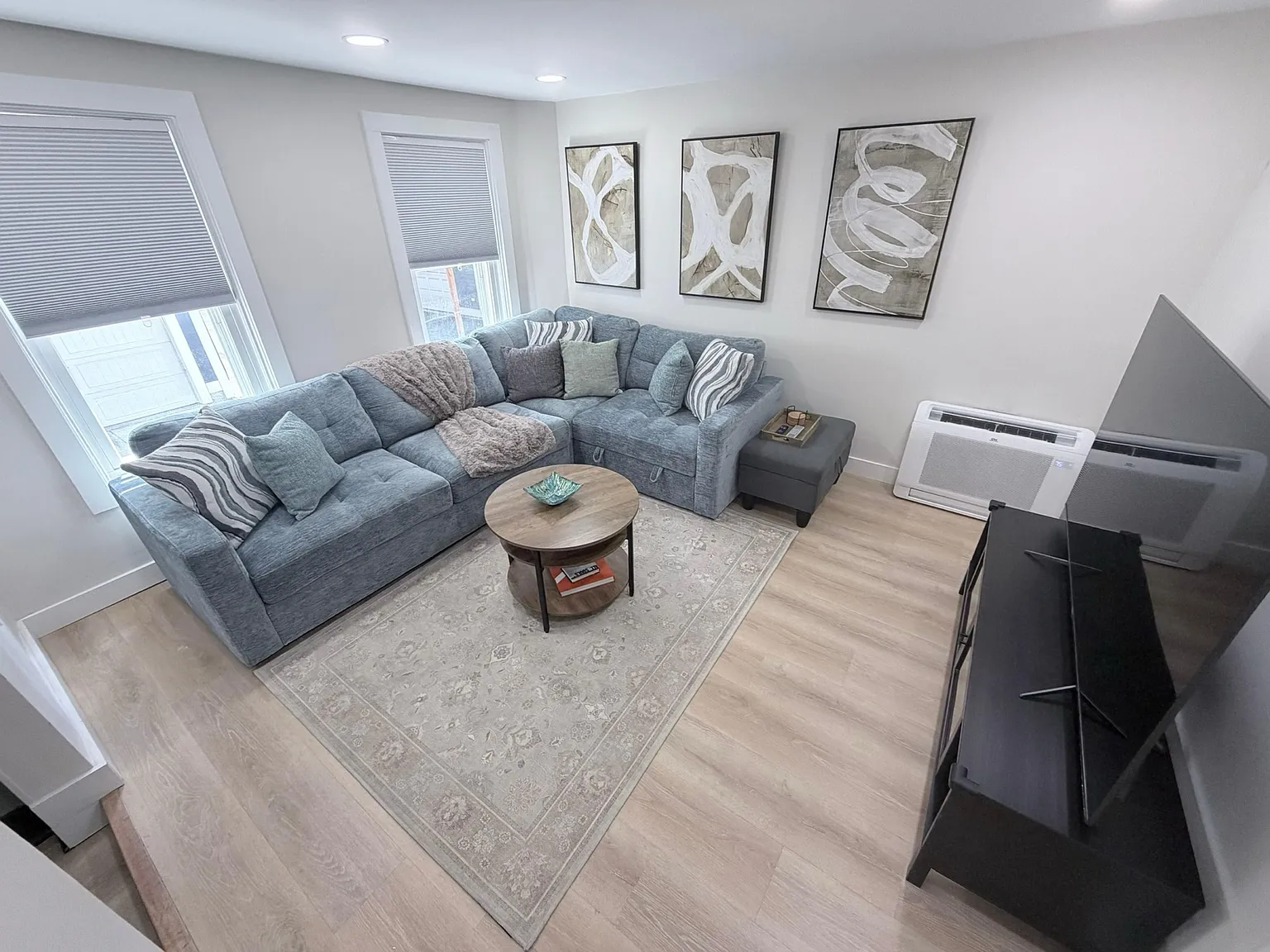 2 bed, 1000 sqft, $3,600 — Photo 2