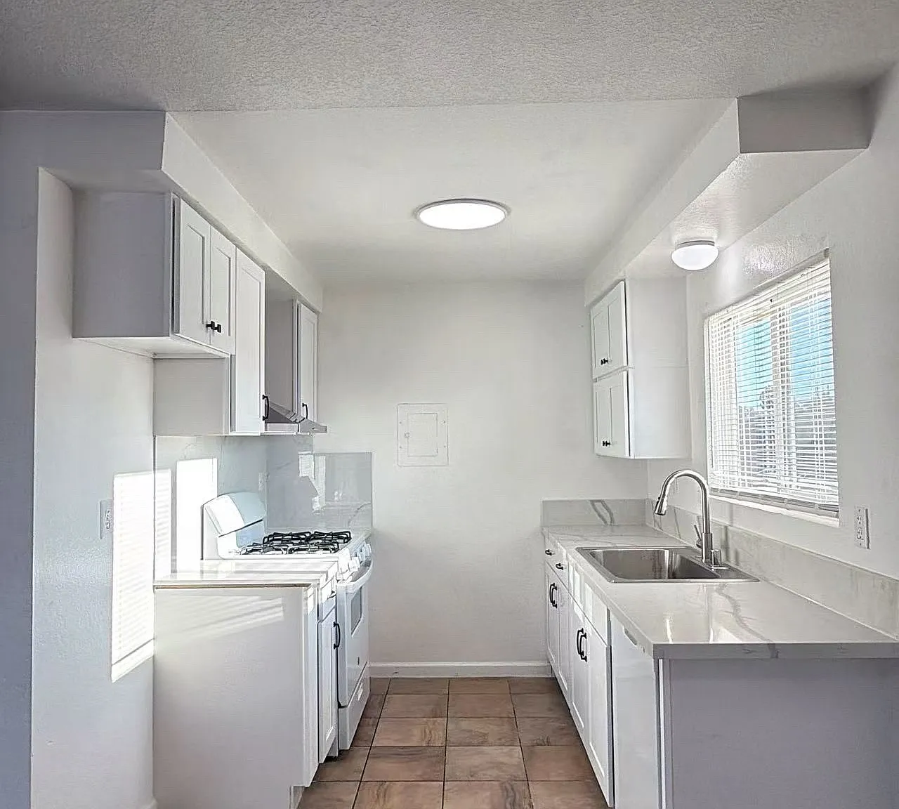 2 bed, 900 sqft, $2,150 — Photo 4
