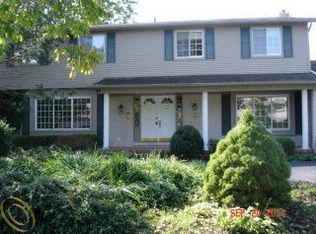 809 Blairmoor Ct, Grosse Pointe Woods, MI 48236