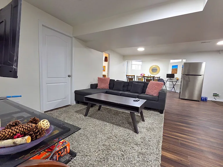 23 Thistledown Cres — Photo 2