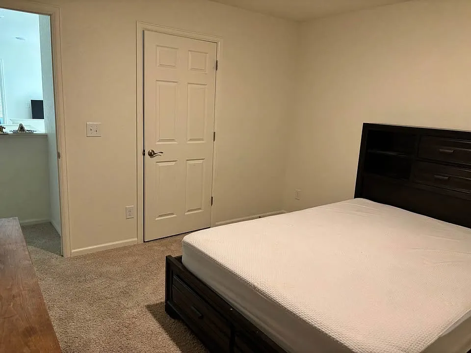 5 bed, 3764 sqft, $900 — Photo 3