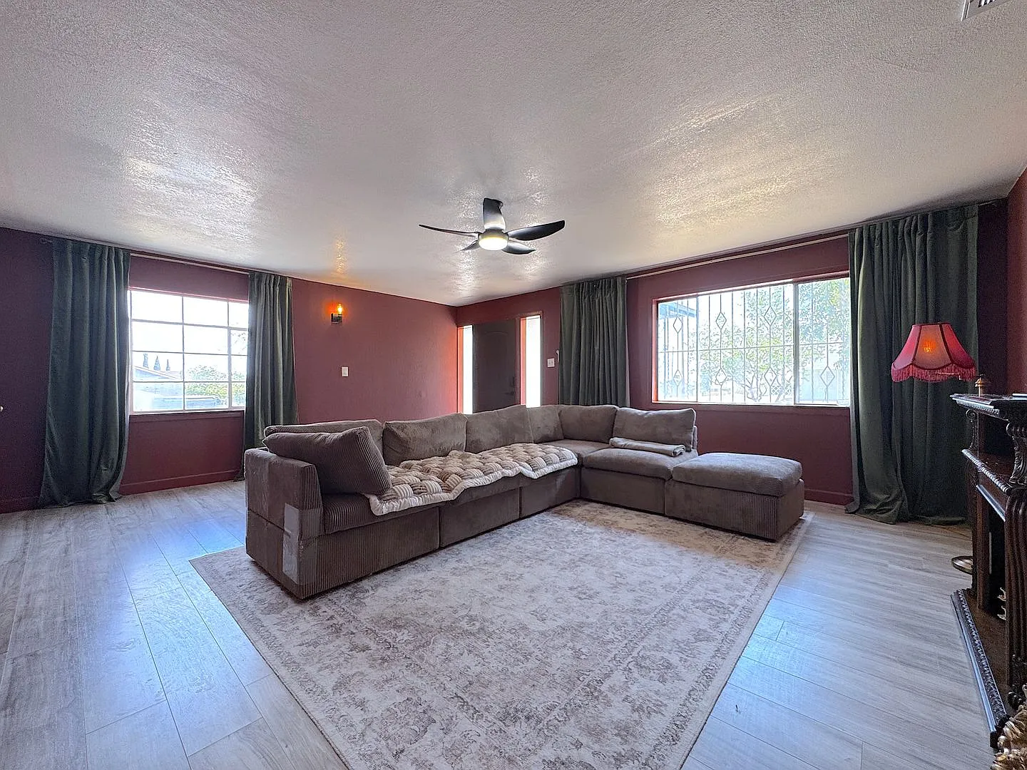 Spacious 3bed 2bath Refrig A/C Corner Home with Mountain Views! — Photo 4