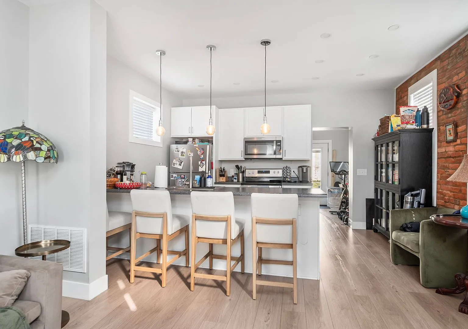East Franklinton Artist District! Sunny Newly Renovated Home On Double Lot — Photo 4