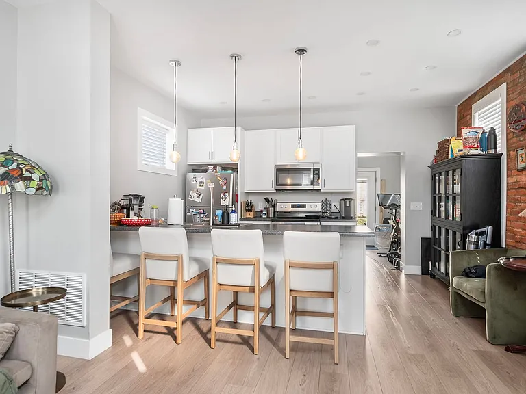 622 W State St — Photo 4