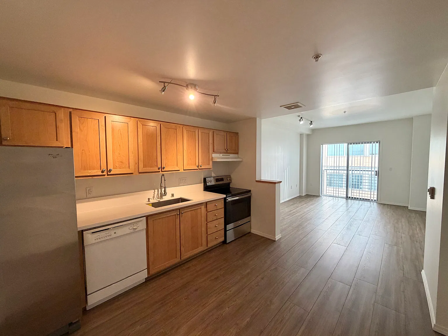 1 bed, 665 sqft, $1,696 — Photo 4