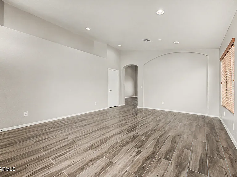308 W Liberty Ln — Photo 5