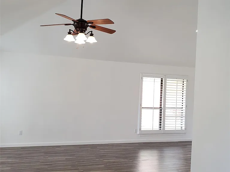 703 Meadow Creek Dr — Photo 10