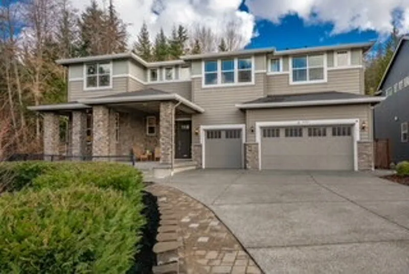 4 bed, 3.5 bath, 3834 sqft, $4,400 — Photo 1