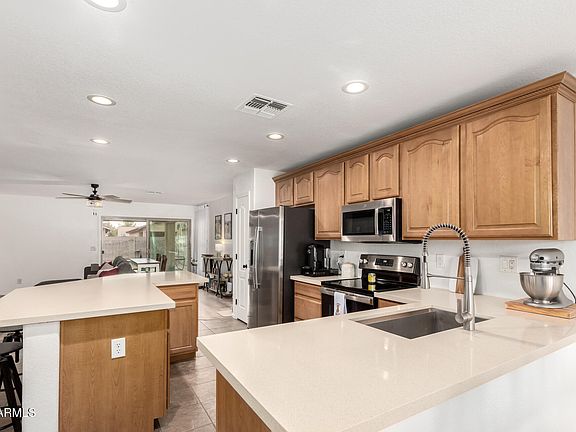 3rd image of 851 E BRADSTOCK Way