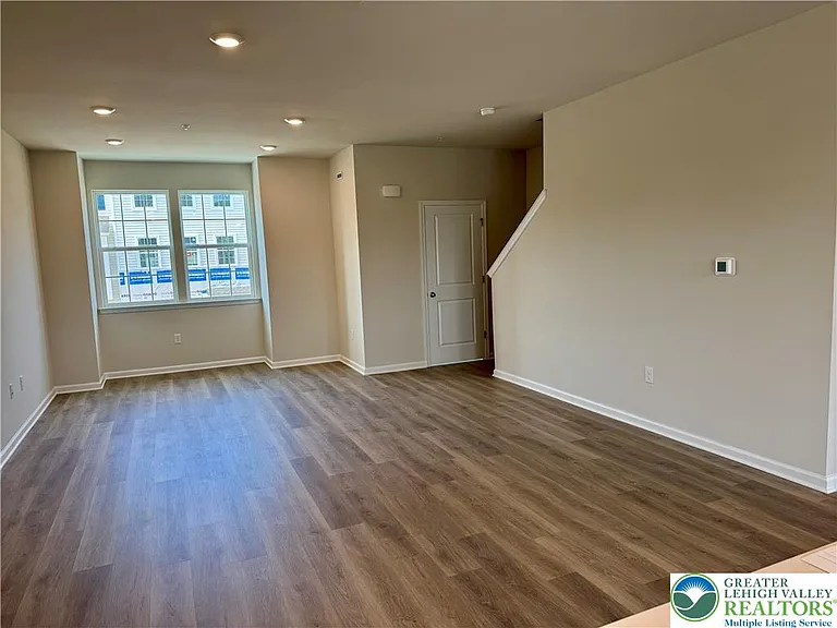 8203 Alexander Ct — Photo 12