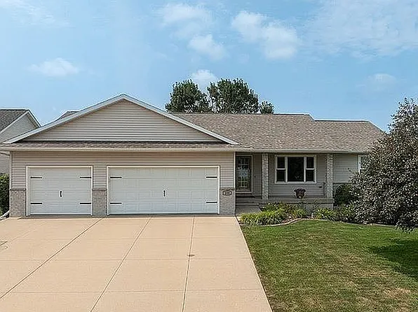 100 S Hill Crest Cir, Center Point, IA 52213