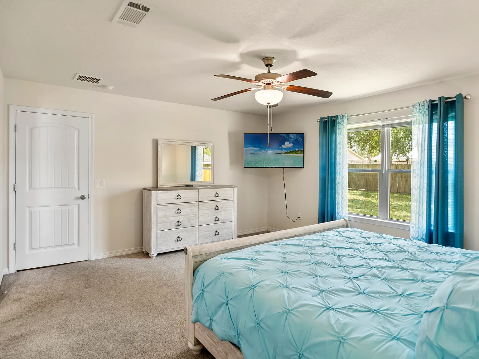 4 bed, 2063 sqft, $4,000 — Photo 2