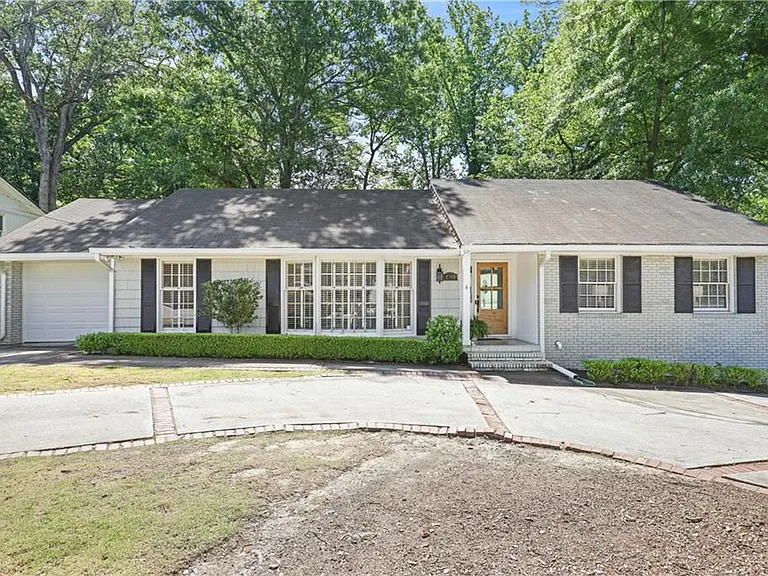 2509 Sharondale Dr NE — Photo 1