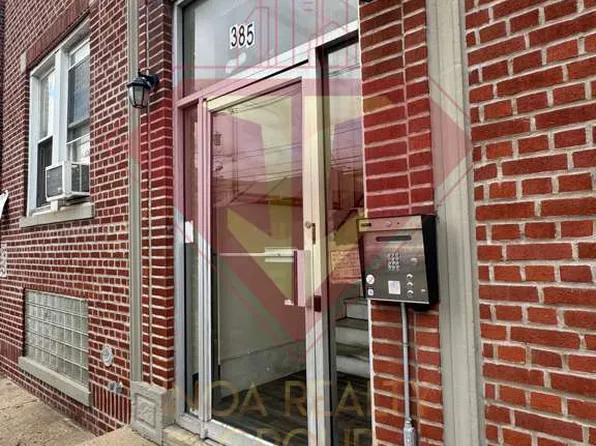 385 Danforth Avenue image 1 of 11